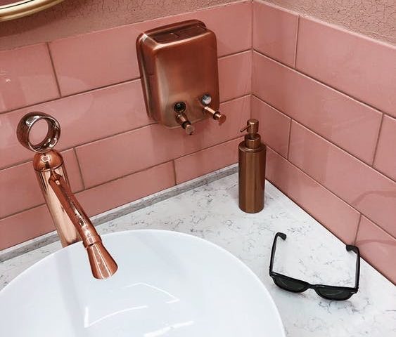 grifo de lavabo en oro rosa